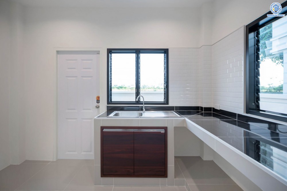 บ้านมือสองตกแต่งใหม่ โครงการ ดิเอมเมอรัลด์การ์เด้น ทวีวัฒนา เนื้อที่ 80 ตร.ว. ฟังก์ชัน 4 ห้องนอน 3 ห้องน้ำ จอดรถได้ 2 คัน บนทำเลศักยภาพเชื่อมต่อหลายเส้นทาง ทั้ง ถนนทวีวัฒนา, ถนนพุทธมณฑลสาย4, ถนนบรมราชชนนี ใกล้เซ็นทรัลปิ่นเกล้า และมหาวิทยาลัยมหิดล